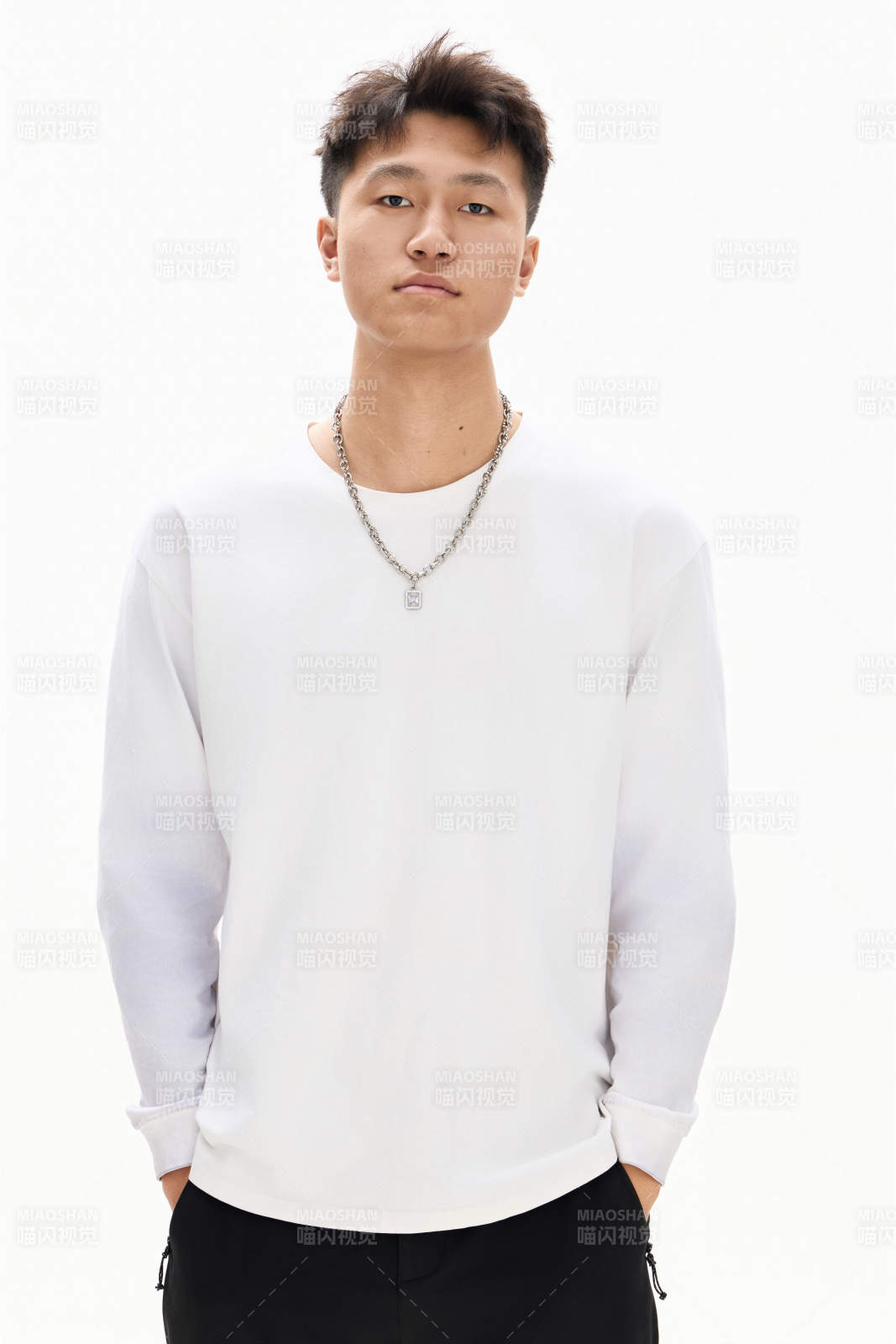 白色背景下的亚洲男性青年形象图片