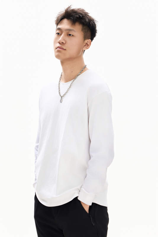 白色背景下的亚洲男性青年形象图片