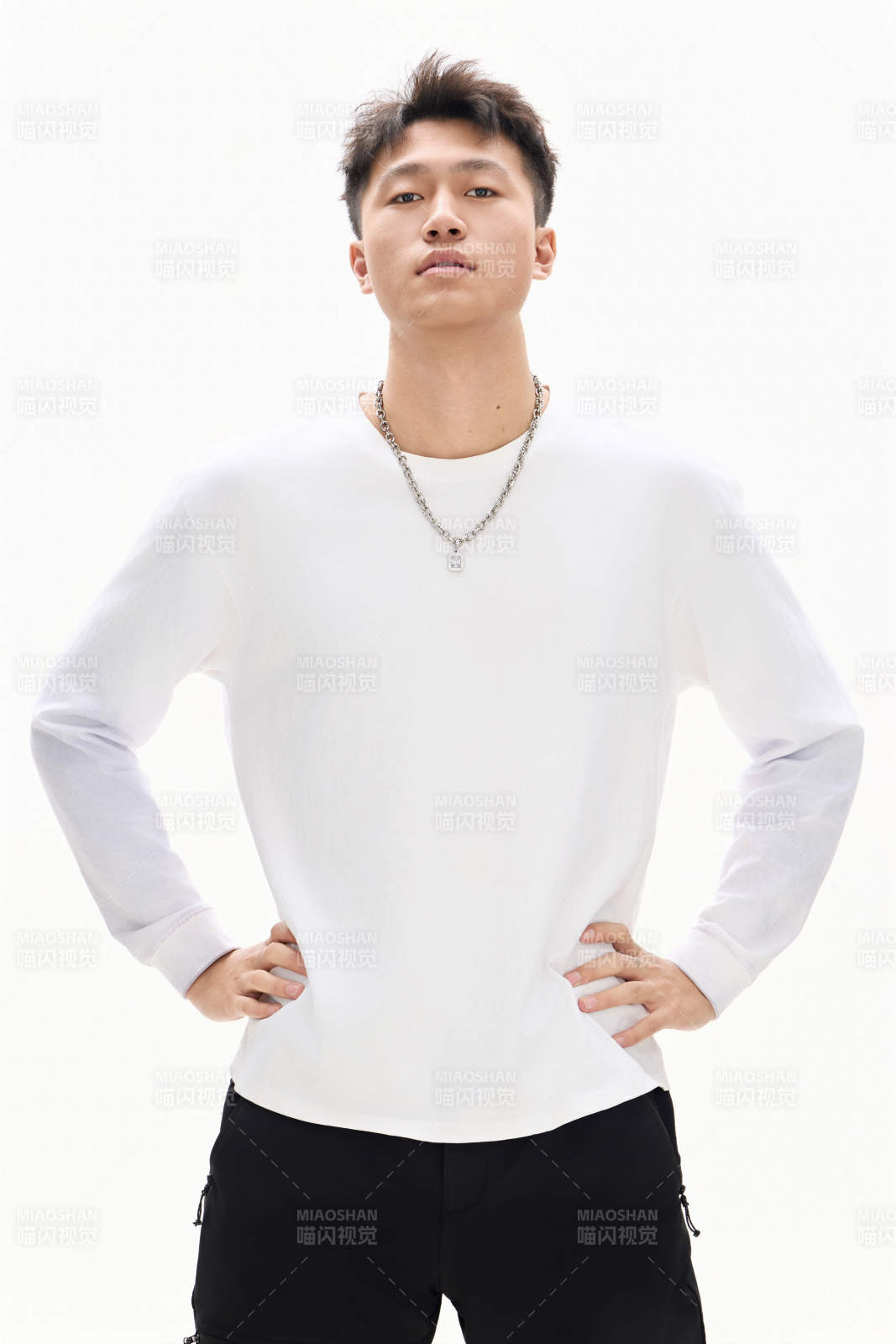 白色背景下的亚洲男性青年形象图片