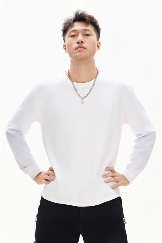 白色背景下的亚洲男性青年形象图片