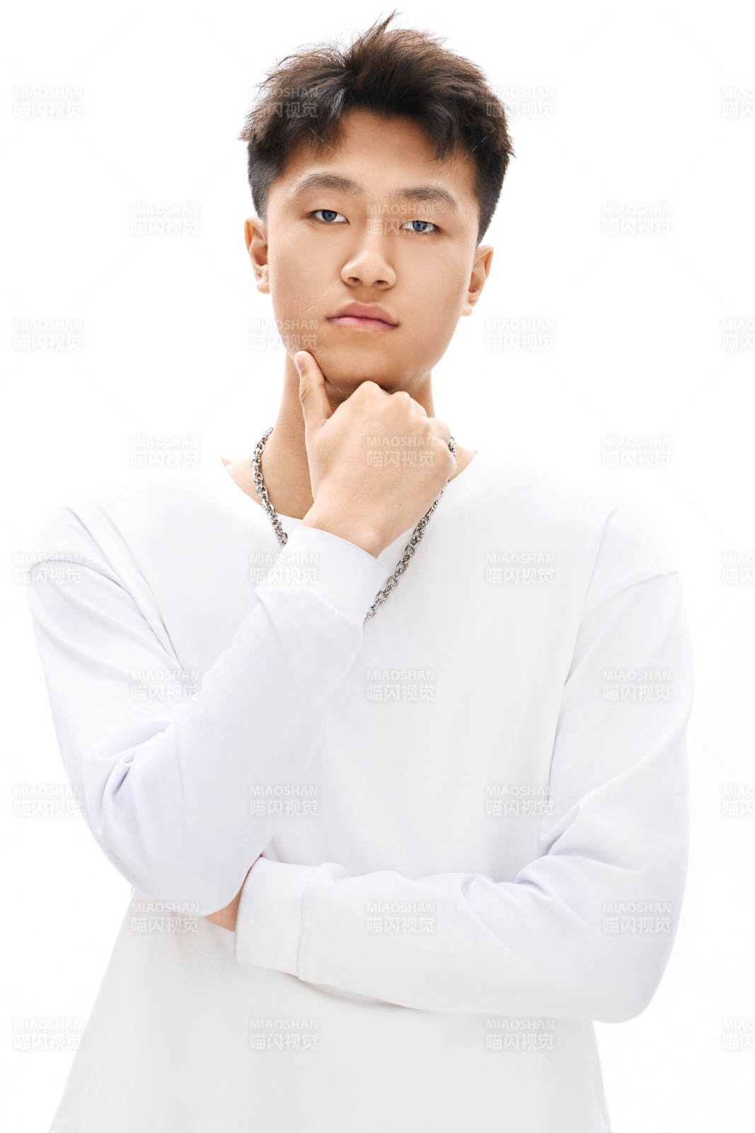 白色背景下的亚洲男性青年形象图片