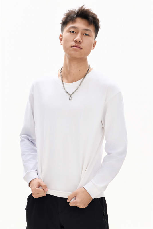 白色背景下的亚洲男性青年形象图片