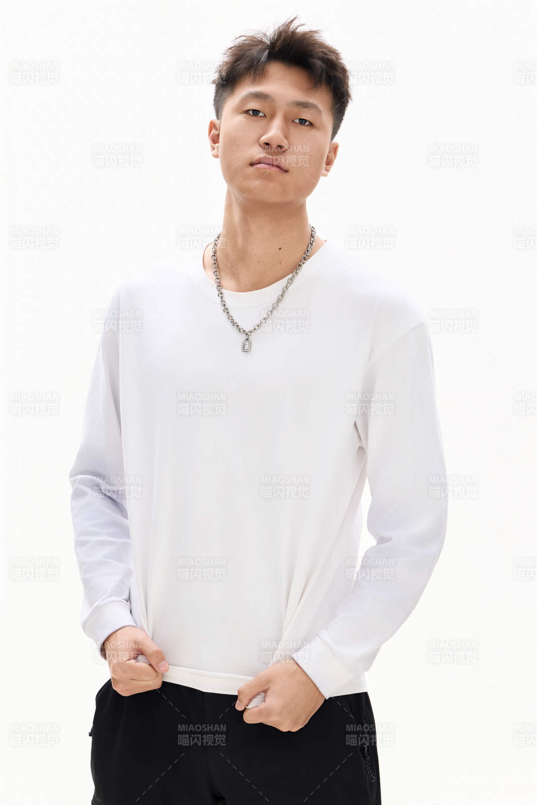 白色背景下的亚洲男性青年形象图片