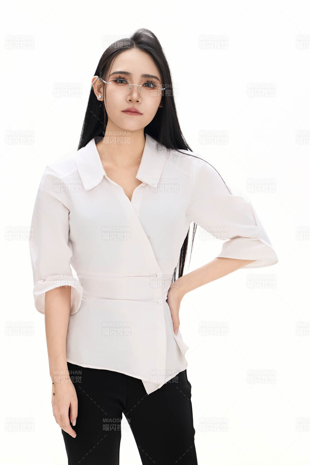 白色背景下的亚洲女性歌手演员形象图片