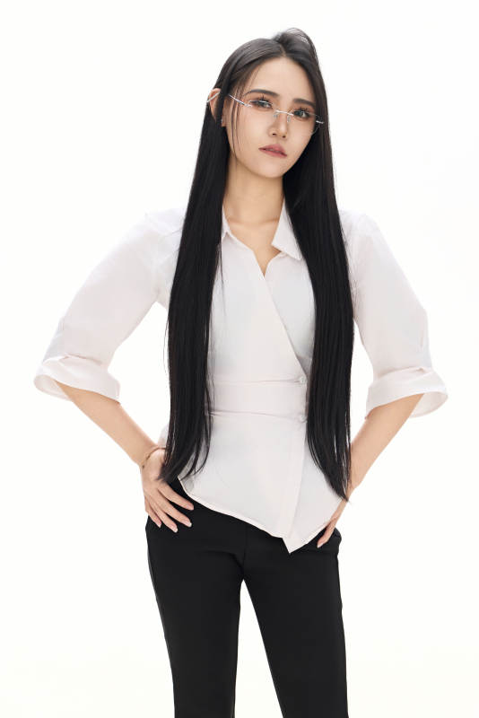 白色背景下的亚洲女性歌手演员形象图片