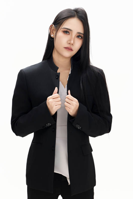 白色背景下的亚洲女性歌手演员形象图片