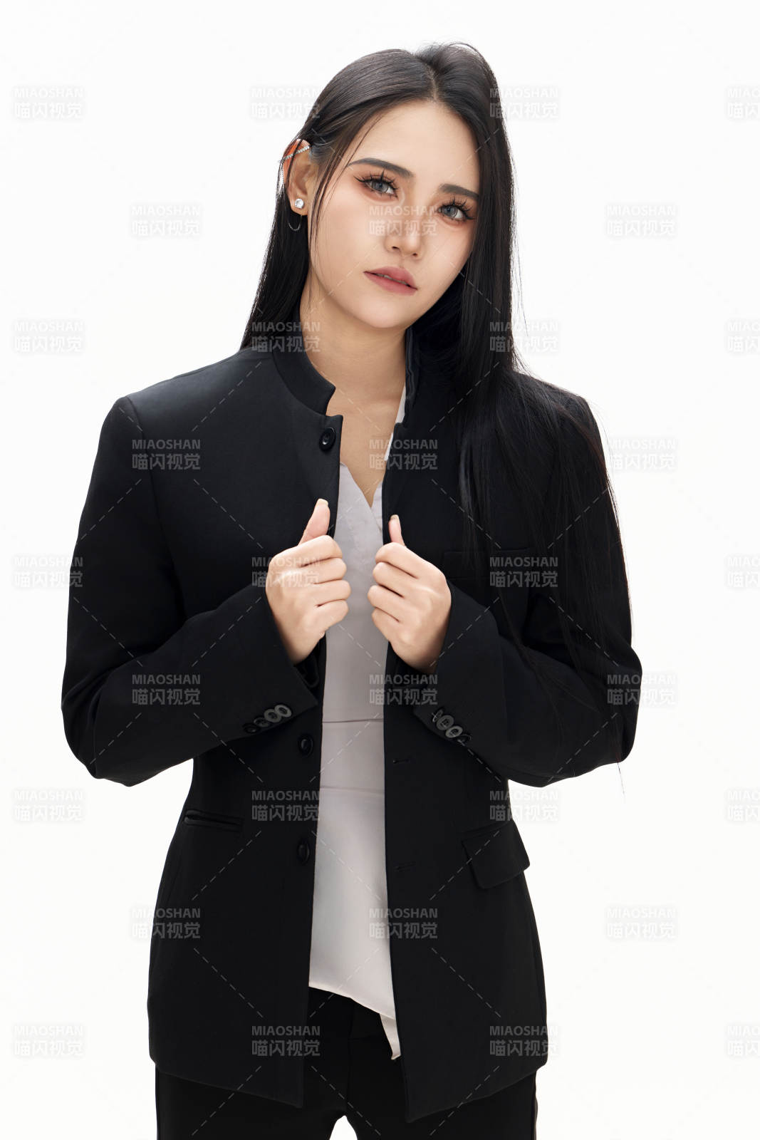 白色背景下的亚洲女性歌手演员形象图片