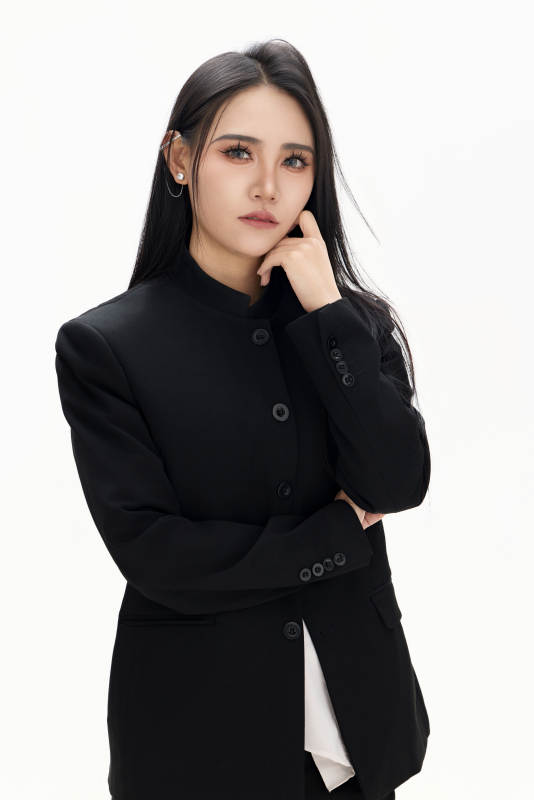 白色背景下的亚洲女性歌手演员形象图片