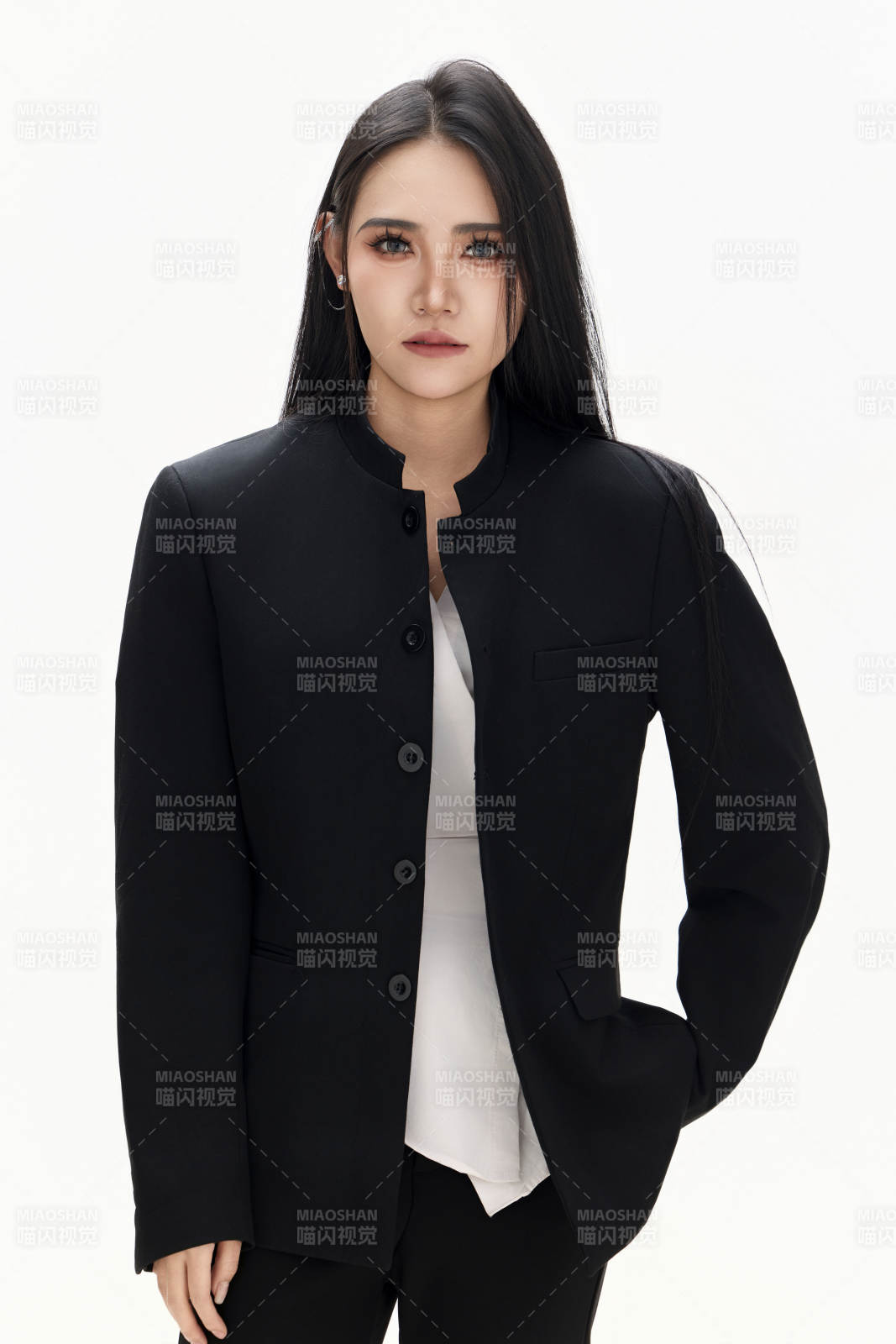 白色背景下的亚洲女性歌手演员形象图片