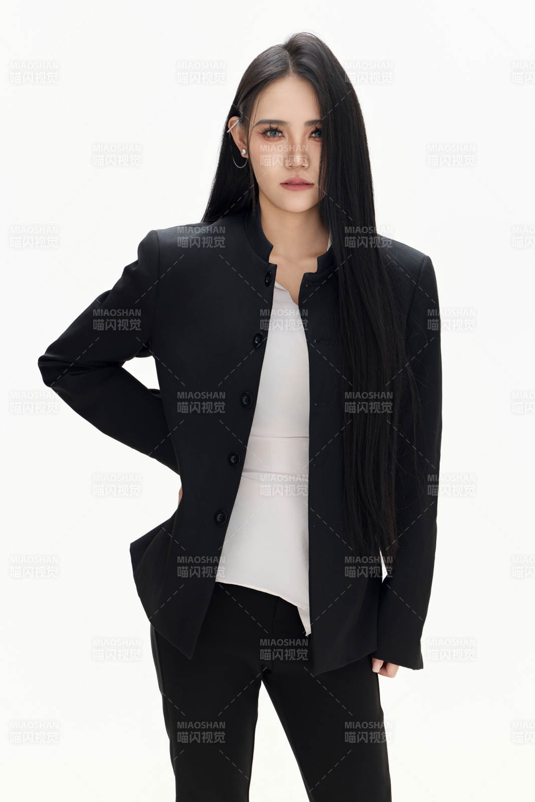 白色背景下的亚洲女性歌手演员形象图片