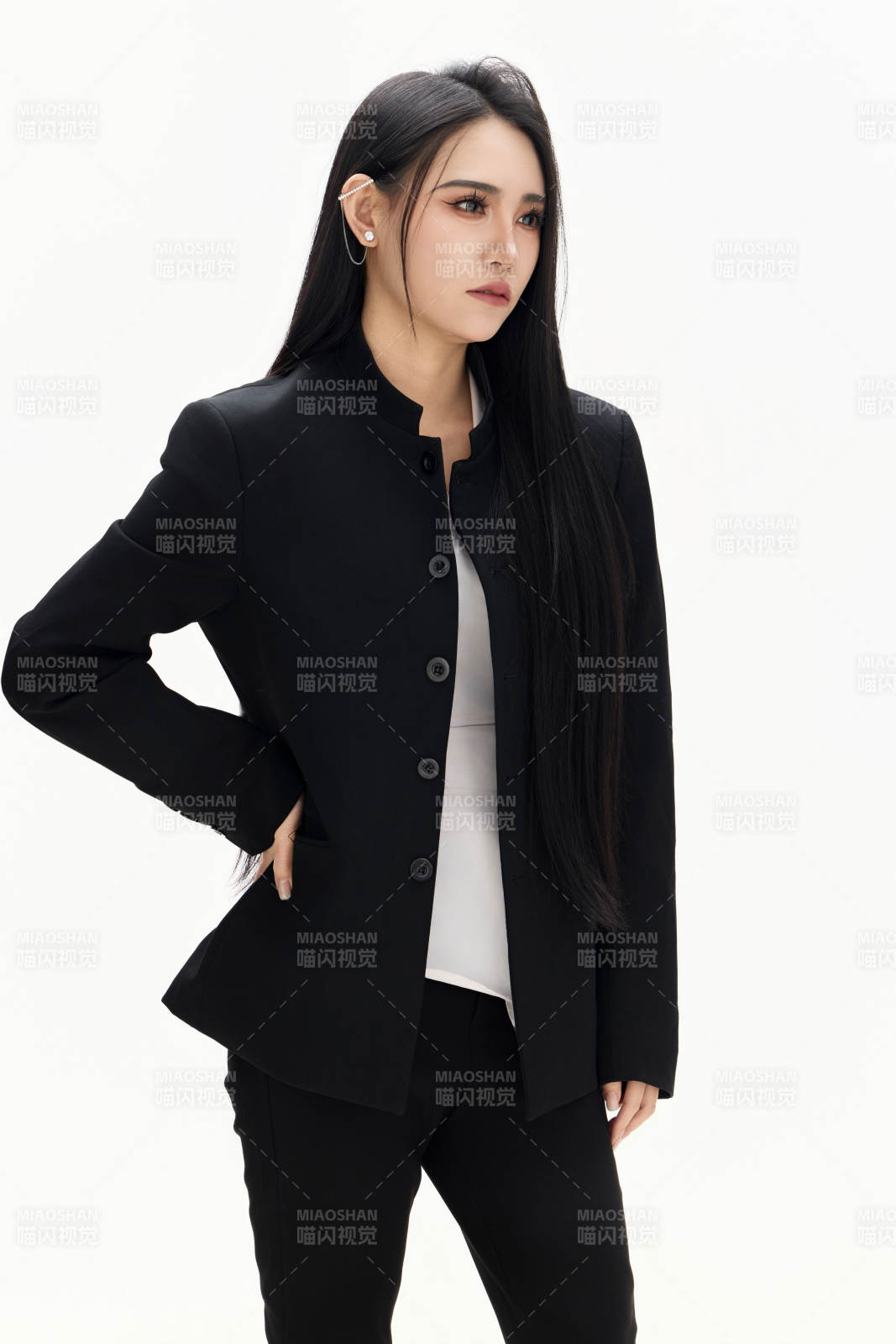 白色背景下的亚洲女性歌手演员形象图片