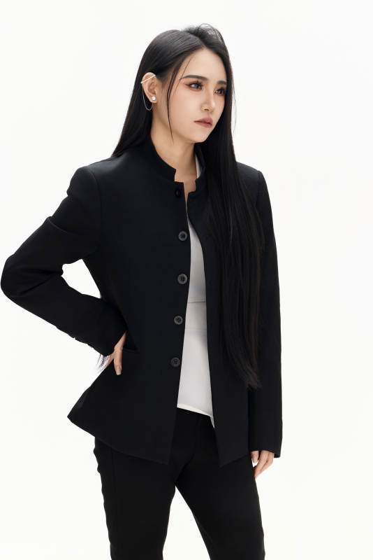 白色背景下的亚洲女性歌手演员形象图片