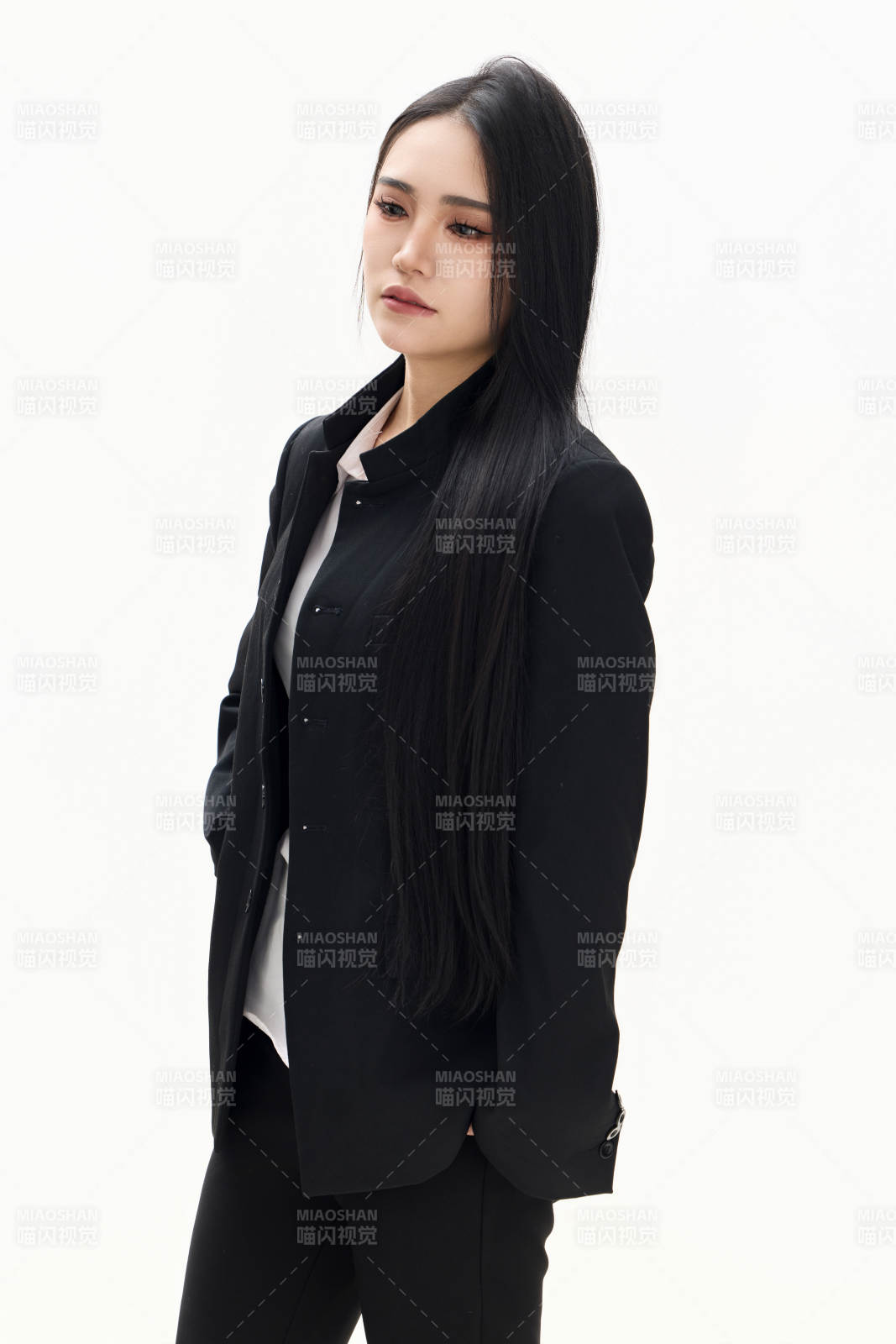 白色背景下的亚洲女性歌手演员形象图片