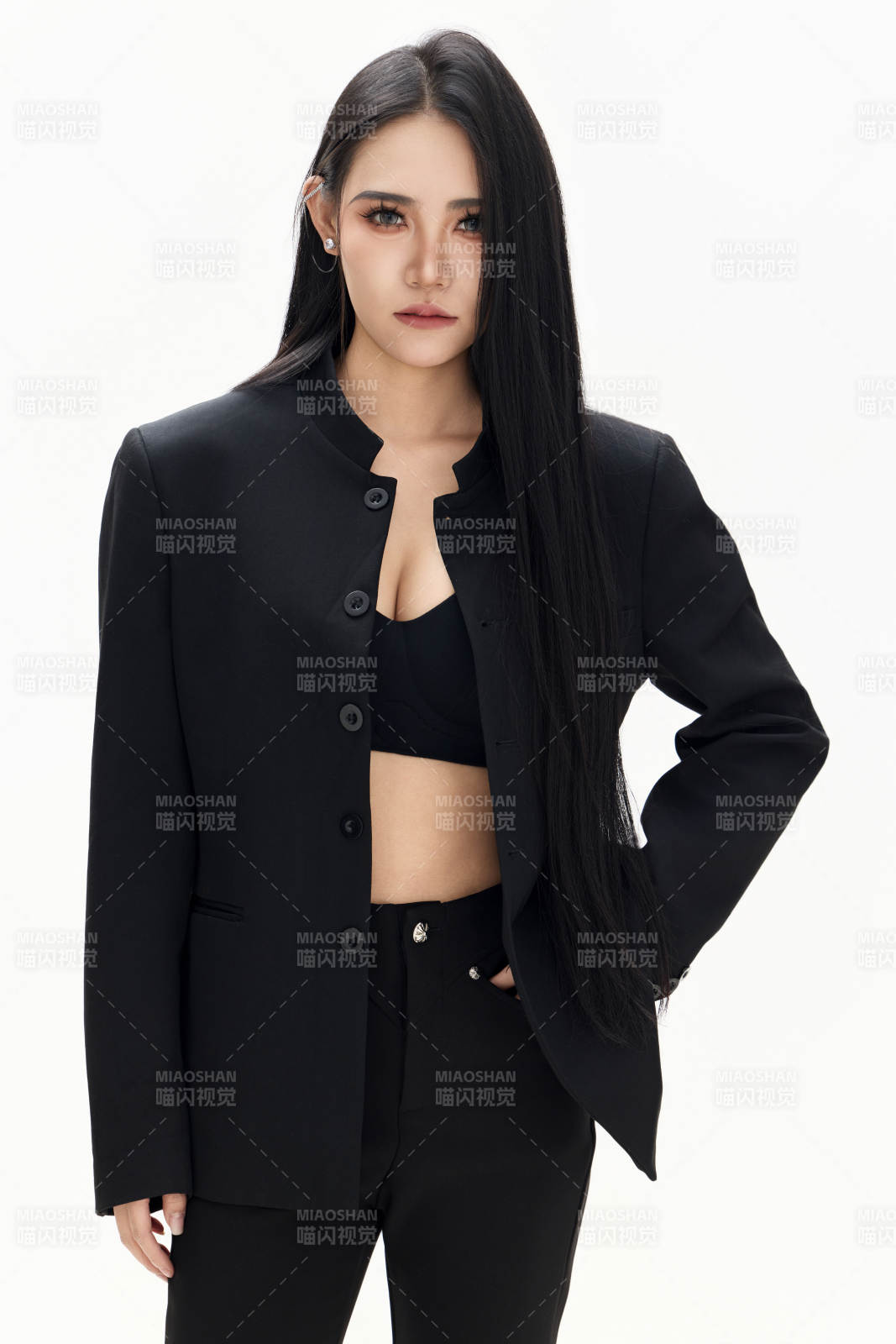 白色背景下的亚洲女性歌手演员形象图片