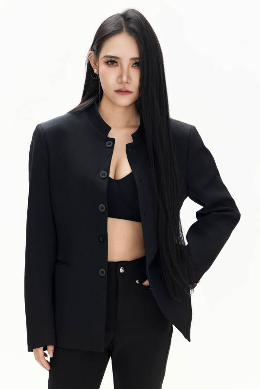 白色背景下的亚洲女性歌手演员形象图片