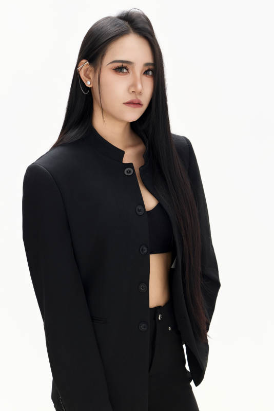 白色背景下的亚洲女性歌手演员形象图片