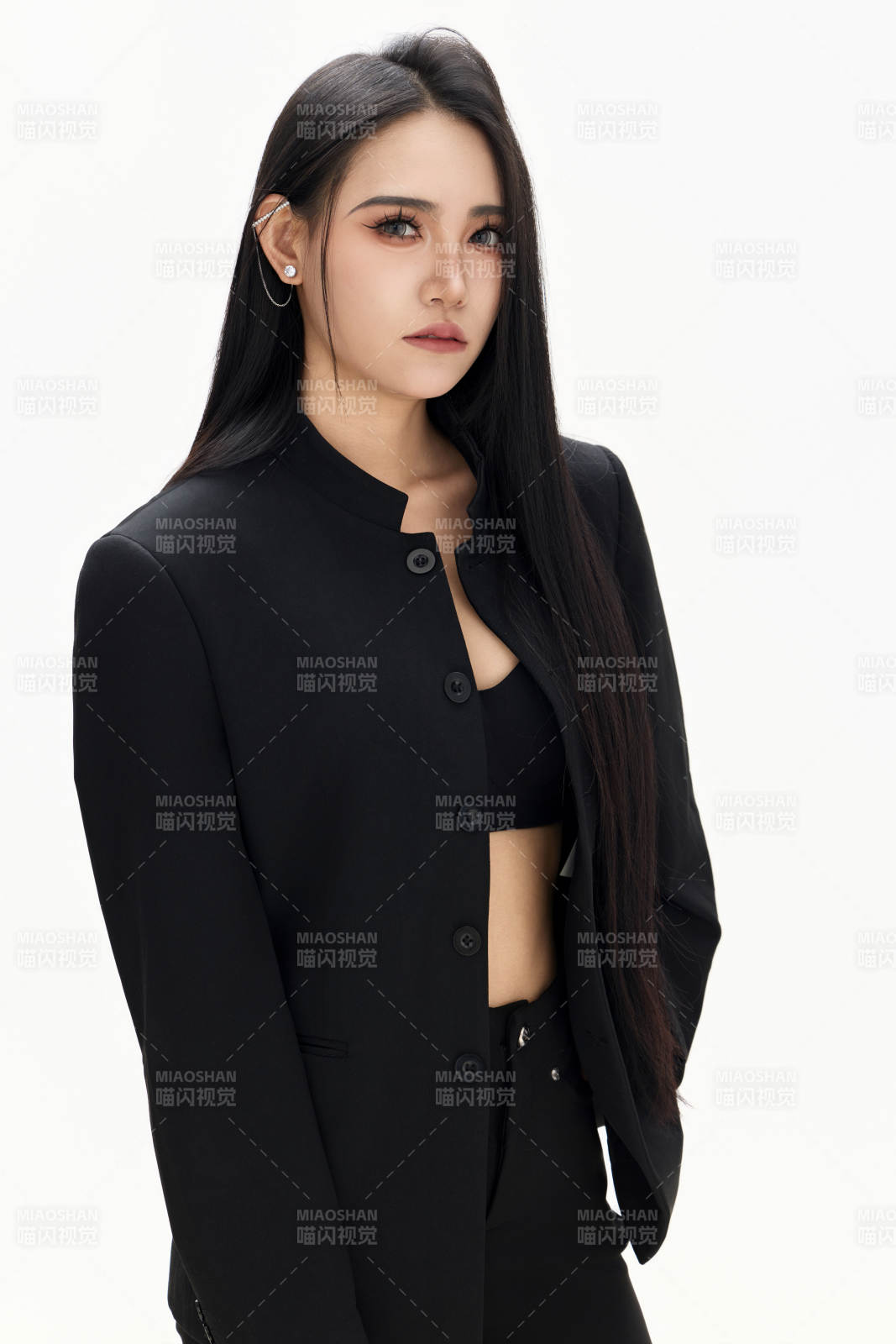 白色背景下的亚洲女性歌手演员形象图片