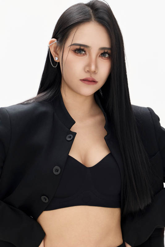 白色背景下的亚洲女性歌手演员形象图片