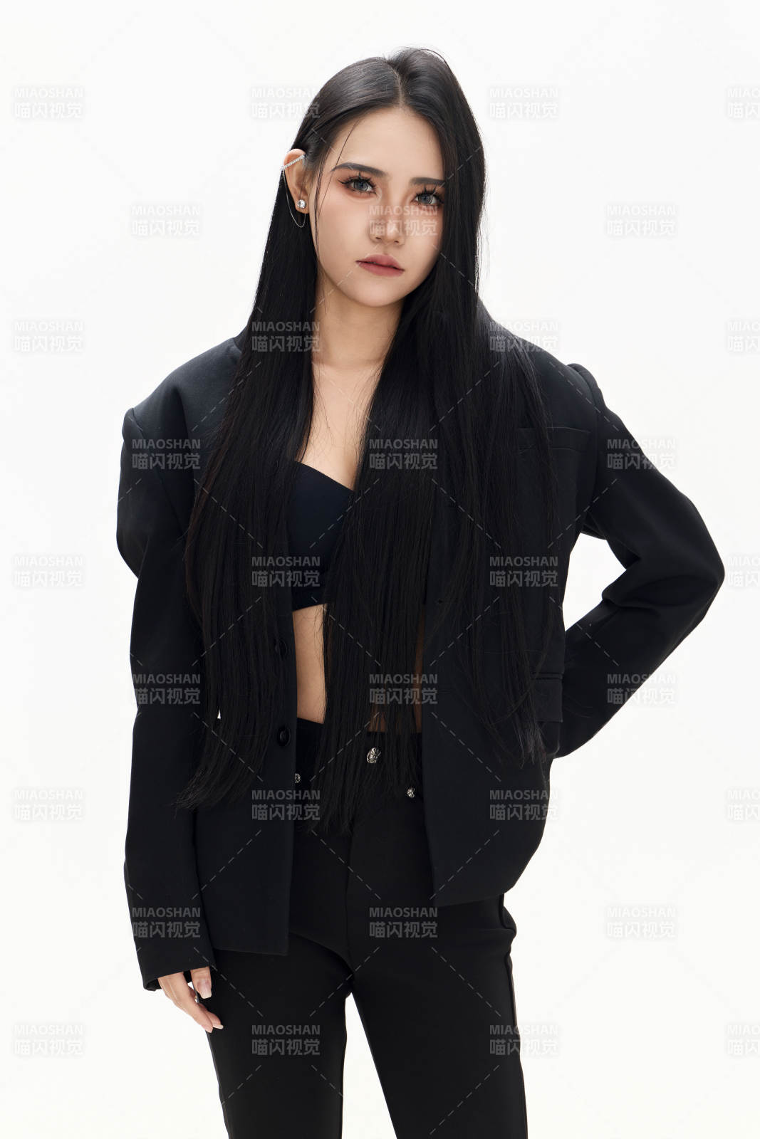 白色背景下的亚洲女性歌手演员形象图片