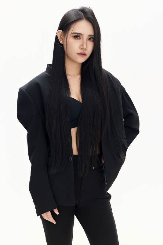 白色背景下的亚洲女性歌手演员形象图片