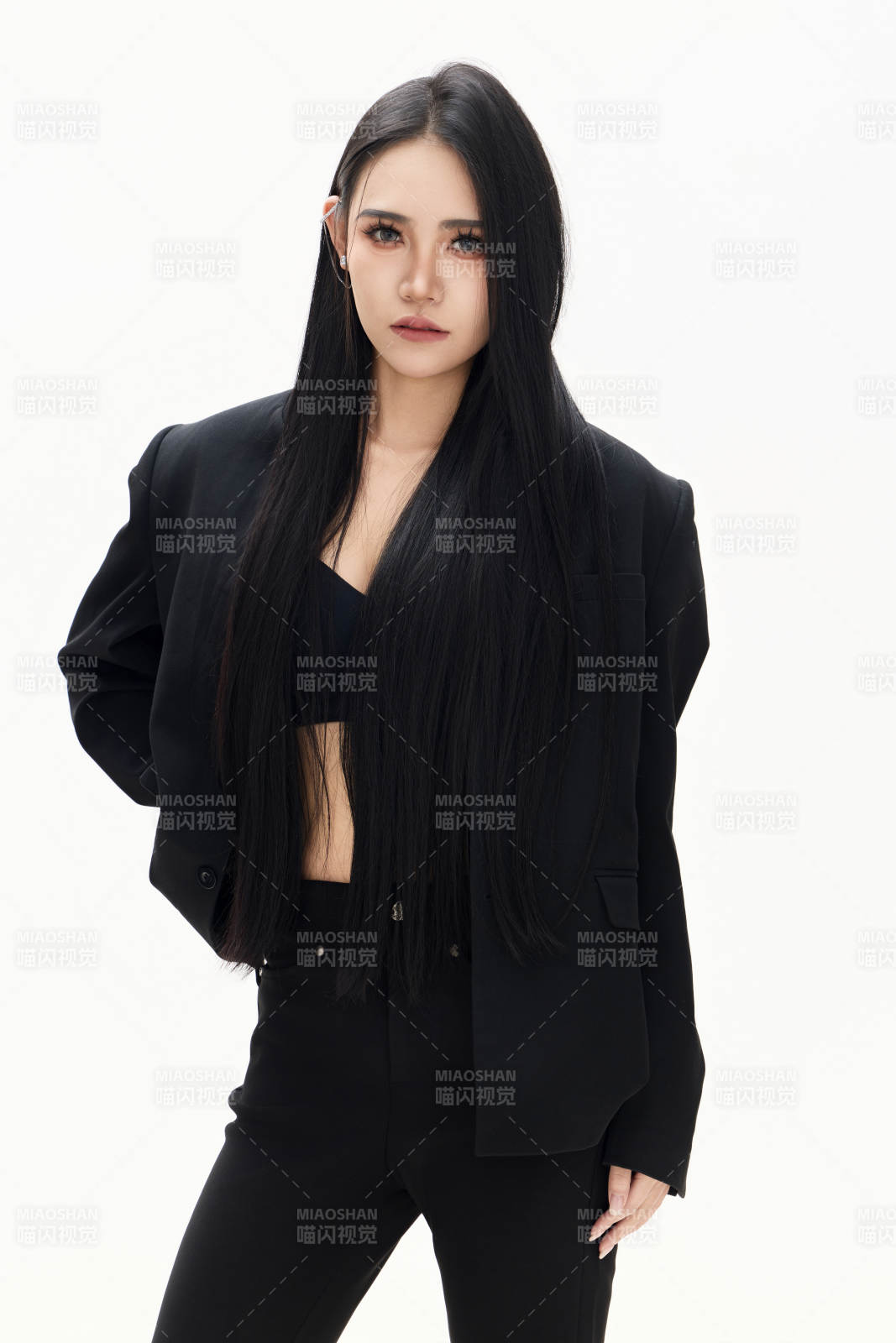 白色背景下的亚洲女性歌手演员形象图片