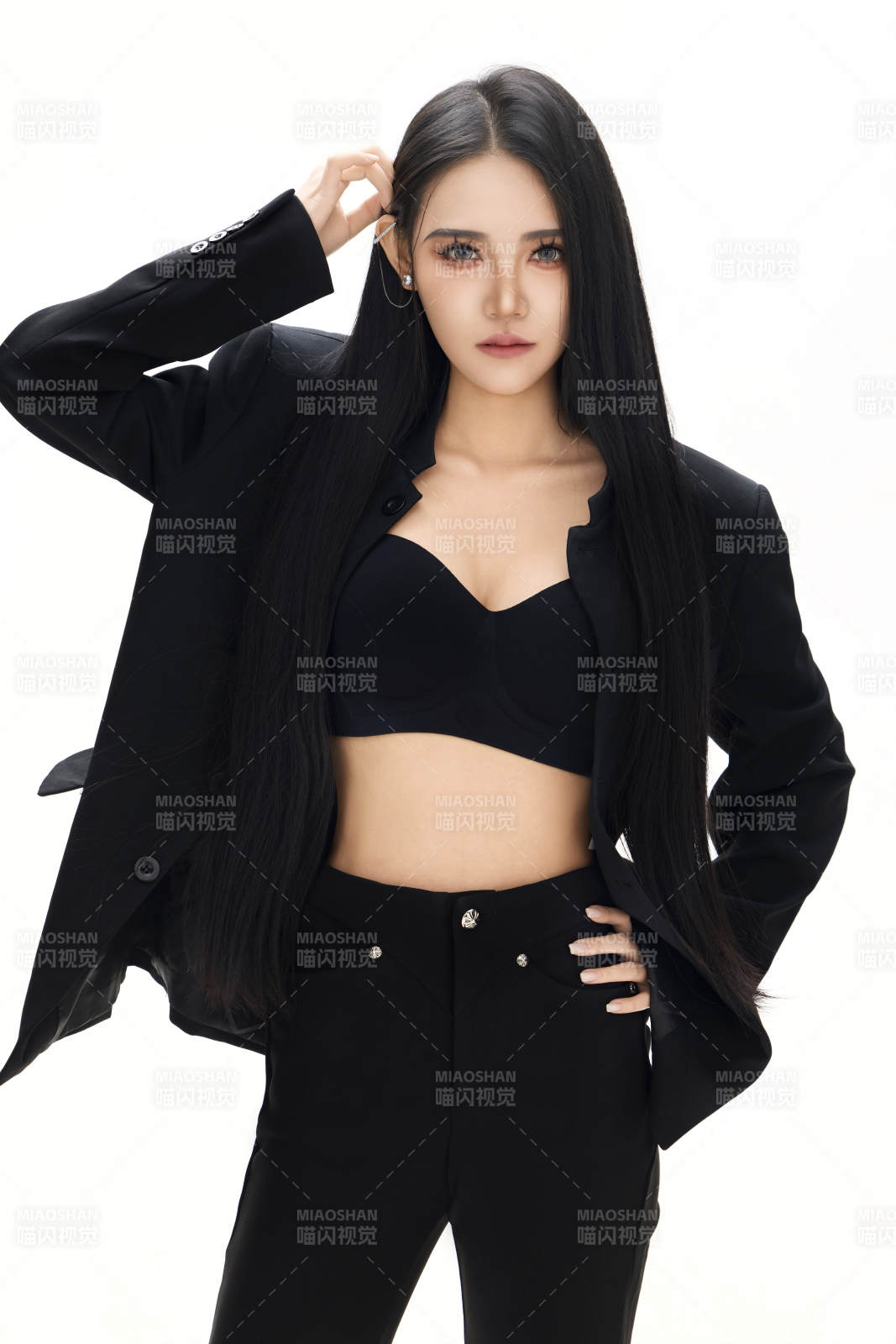 白色背景下的亚洲女性歌手演员形象图片