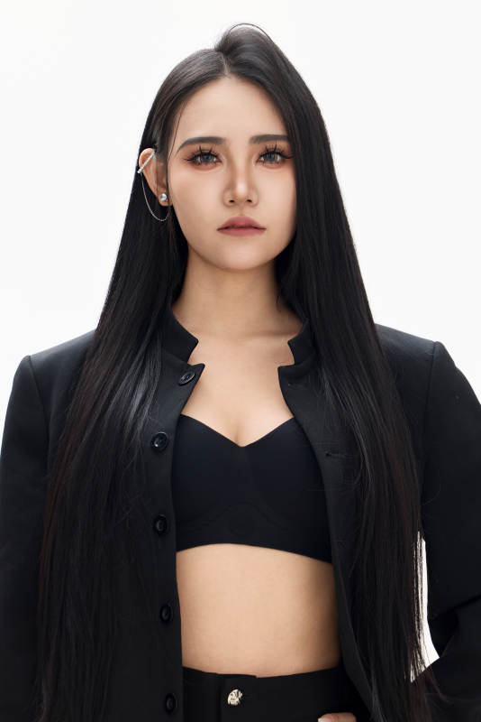 白色背景下的亚洲女性歌手演员形象图片