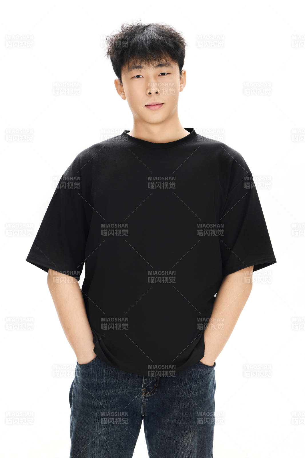 白色背景下的亚洲男性青年形象图片