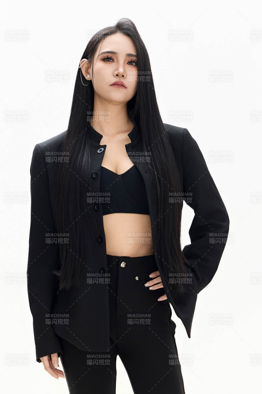 白色背景下的亚洲女性歌手演员形象图片