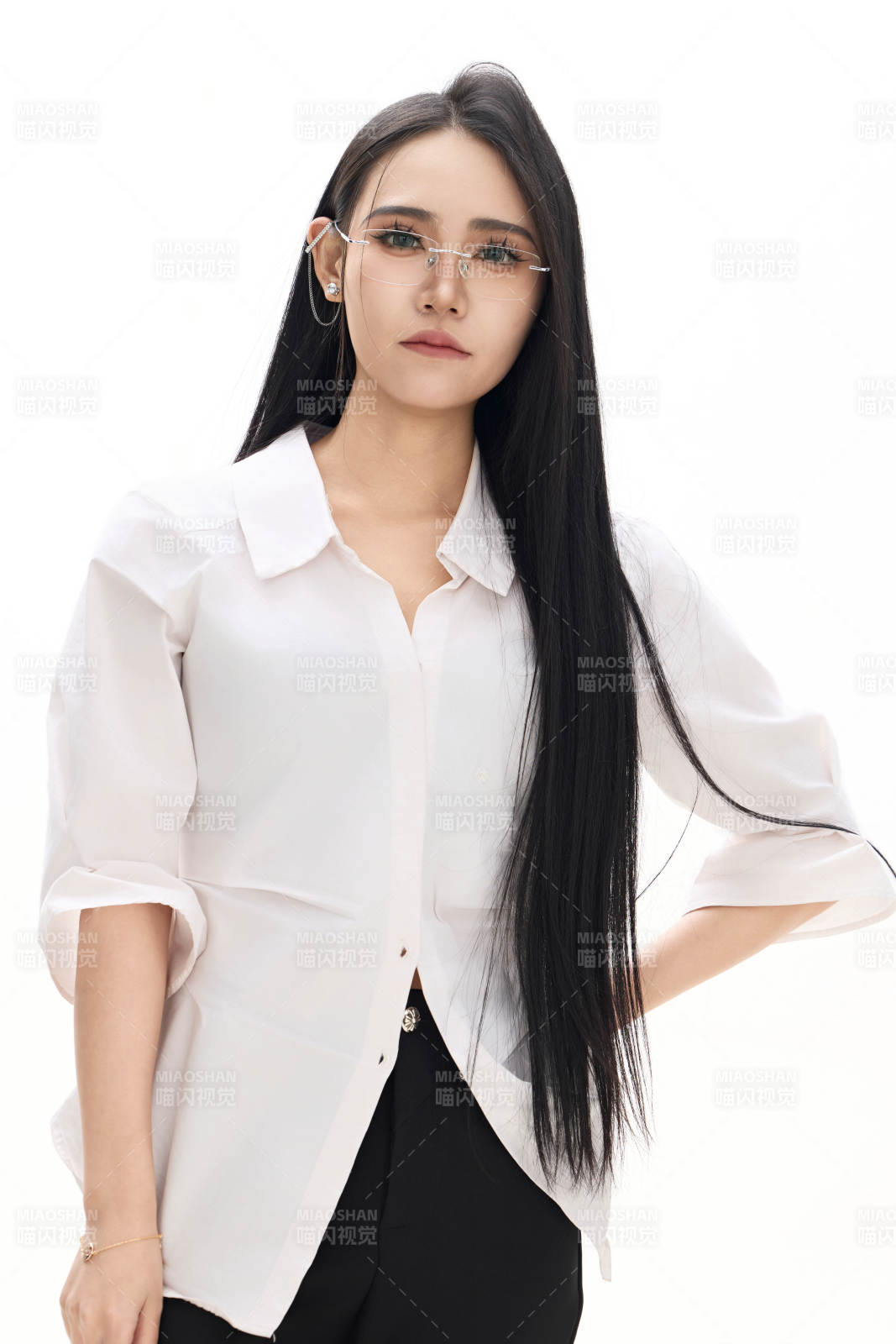 白色背景下的亚洲女性歌手演员形象图片