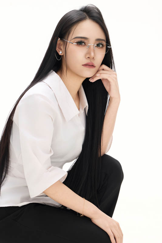 白色背景下的亚洲女性歌手演员形象图片