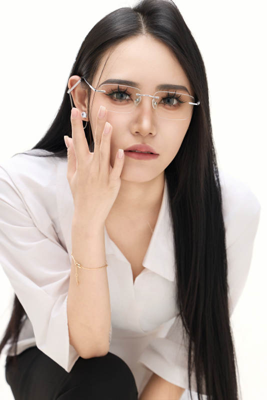 白色背景下的亚洲女性歌手演员形象图片