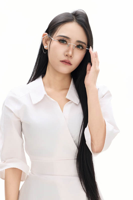 白色背景下的亚洲女性歌手演员形象图片