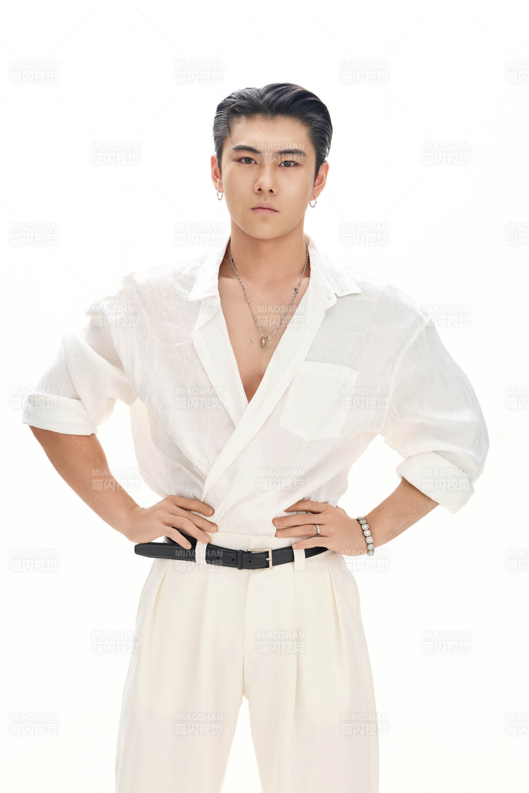 年轻帅气的肌肉健美亚洲男性形象图片