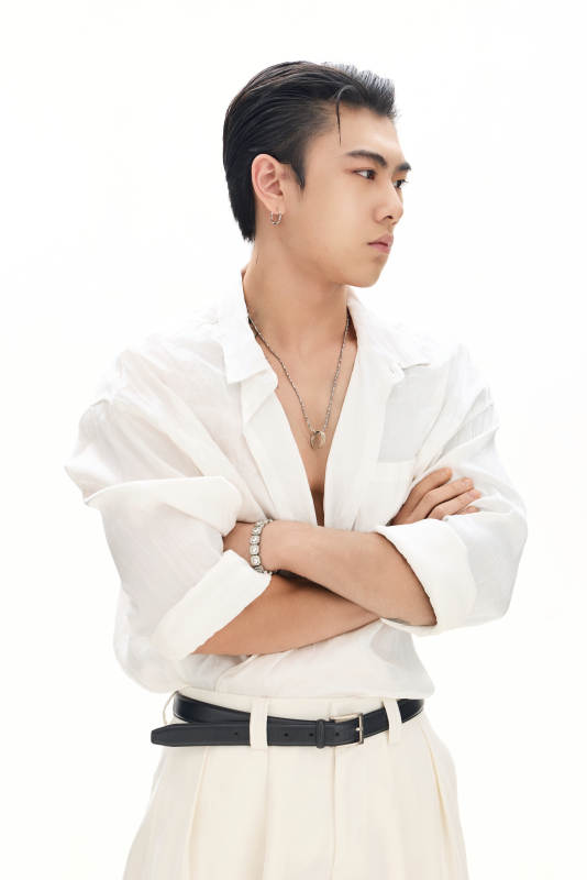 年轻帅气的肌肉健美亚洲男性形象图片