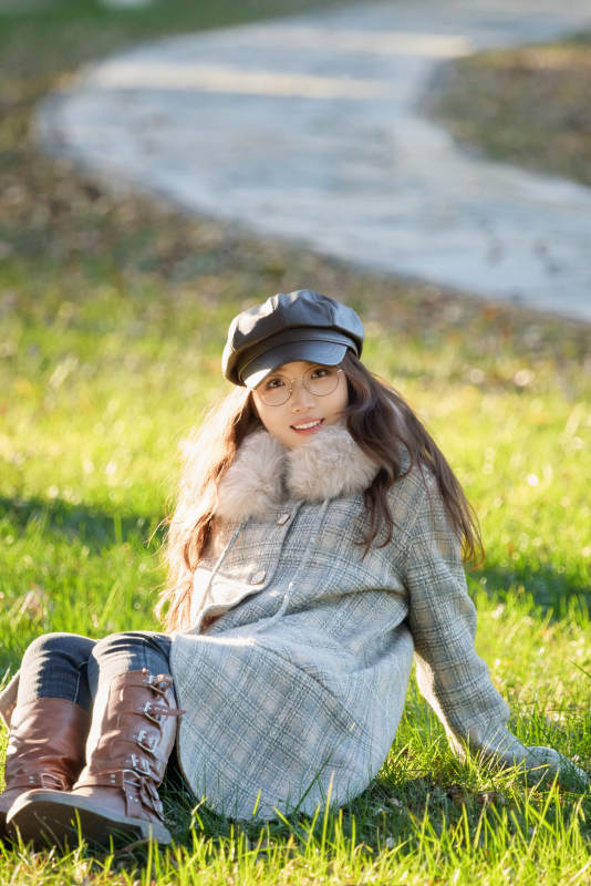 阳光明媚的午后在公园拍照的亚洲美女图片