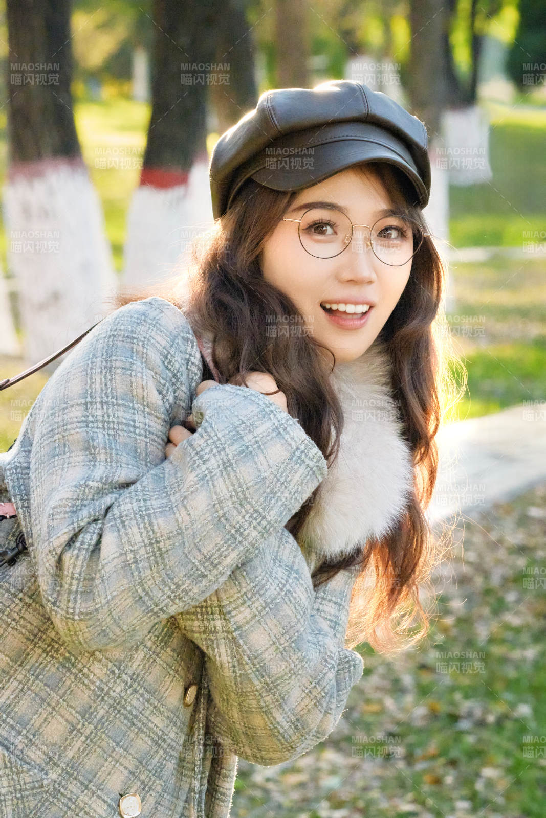 阳光明媚的午后在公园拍照的亚洲美女图片