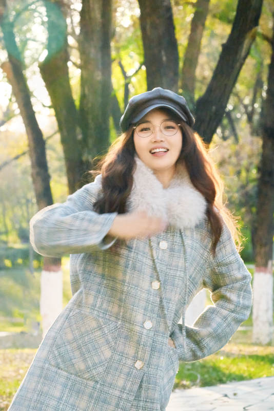 阳光明媚的午后在公园拍照的亚洲美女图片