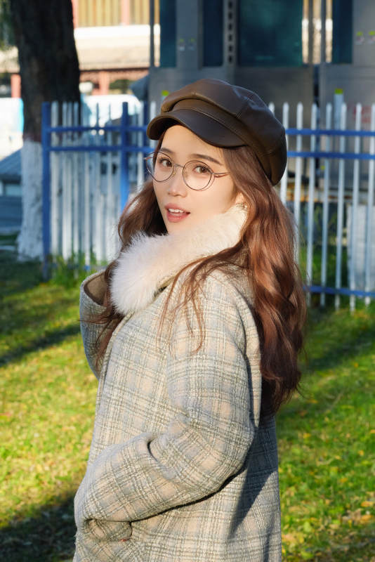 阳光明媚的午后在公园拍照的亚洲美女图片