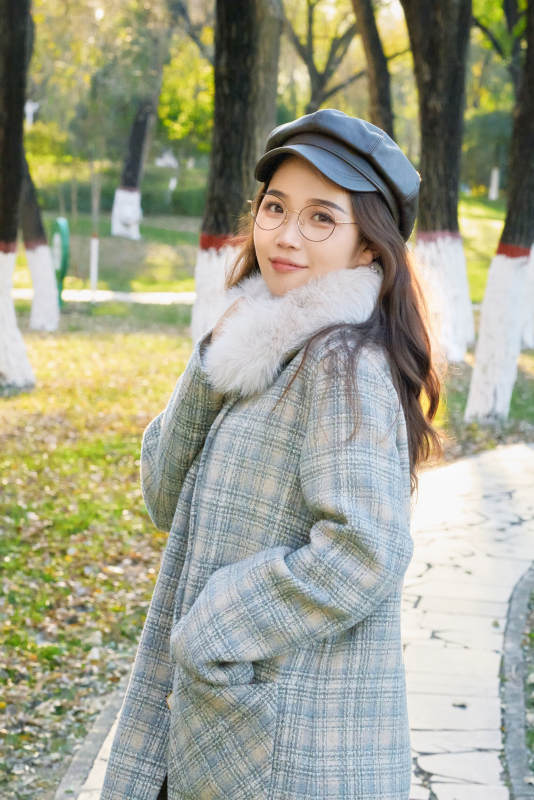 阳光明媚的午后在公园拍照的亚洲美女图片