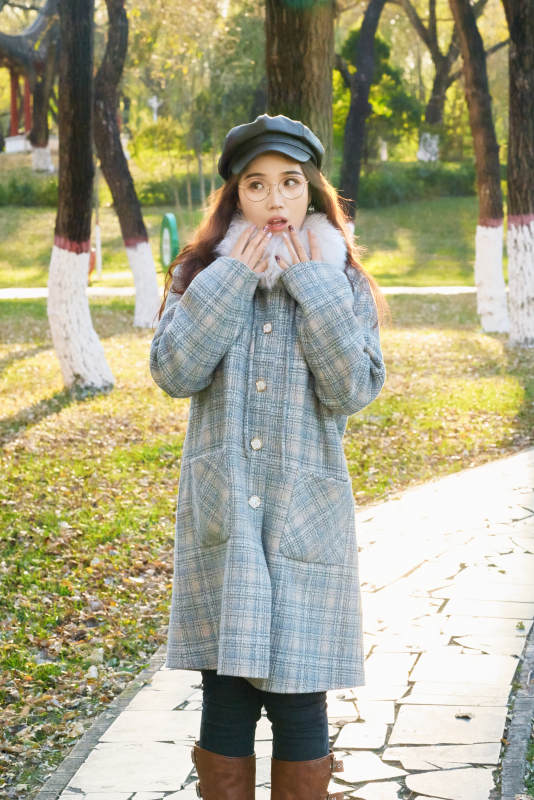 阳光明媚的午后在公园拍照的亚洲美女图片