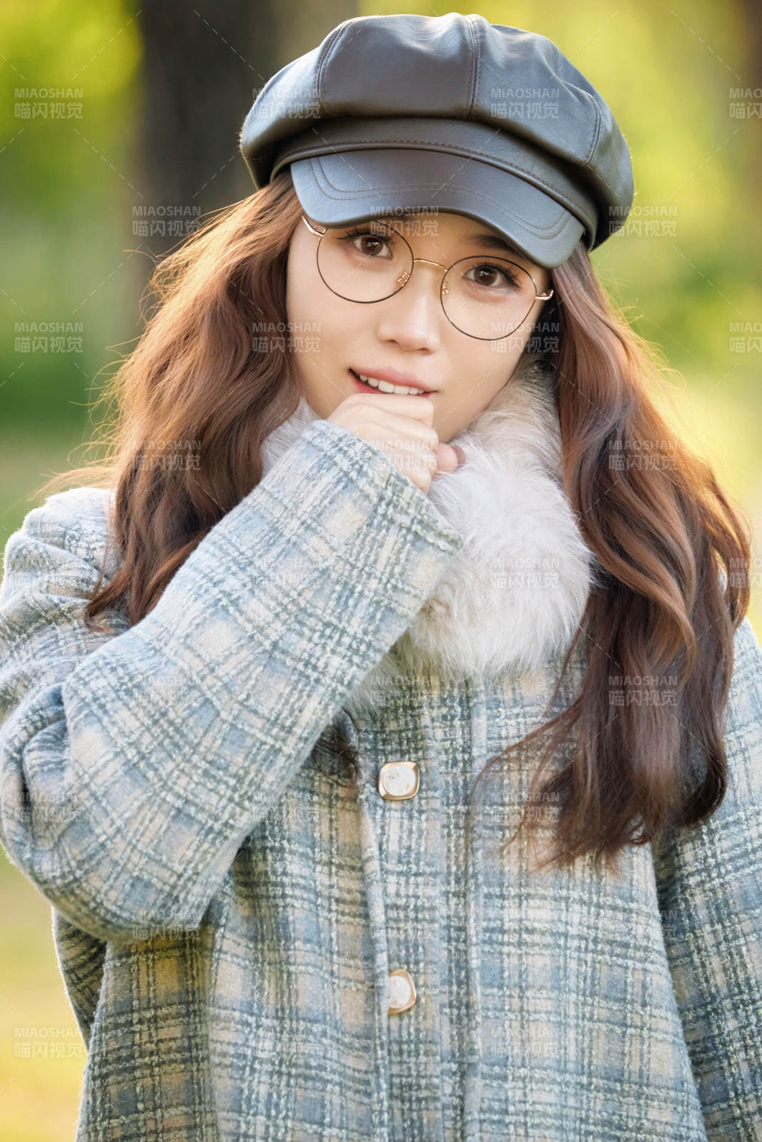 阳光明媚的午后在公园拍照的亚洲美女图片