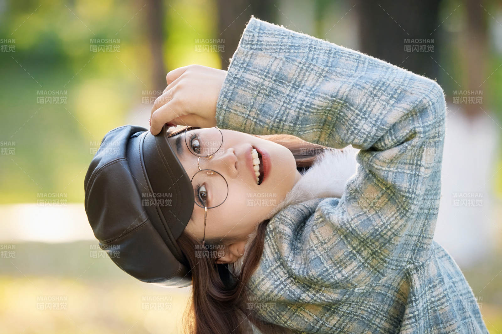 阳光明媚的午后在公园拍照的亚洲美女图片