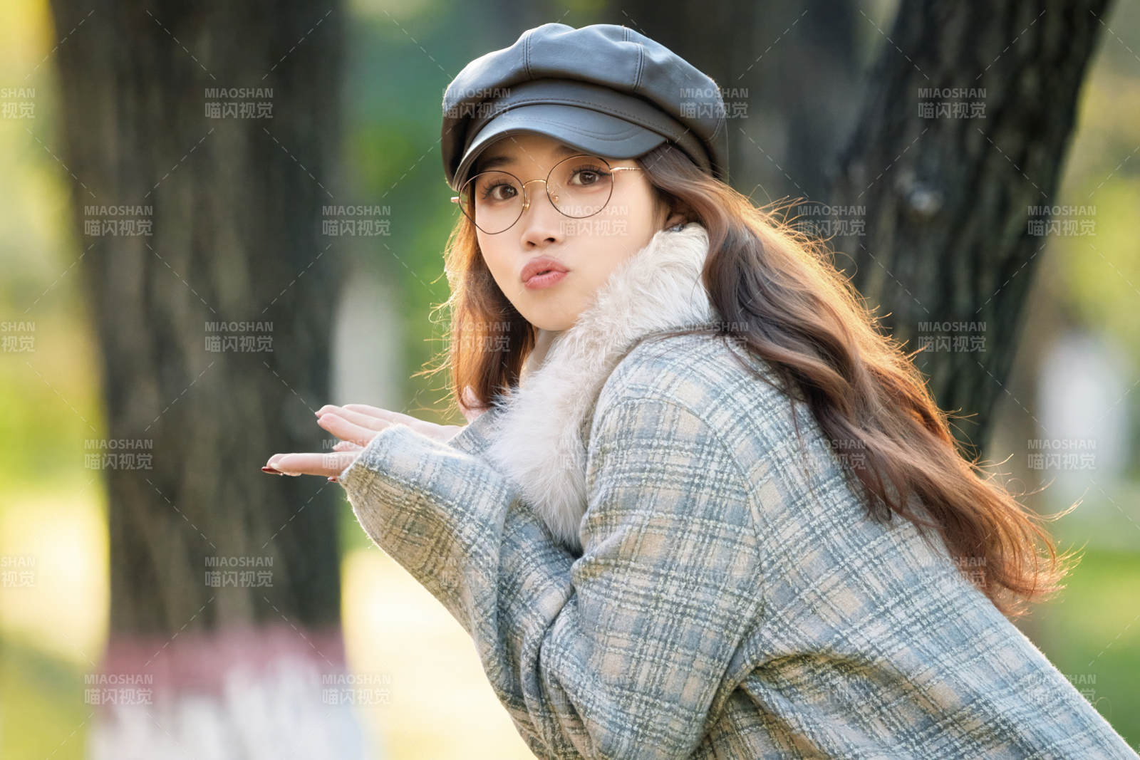 阳光明媚的午后在公园拍照的亚洲美女图片