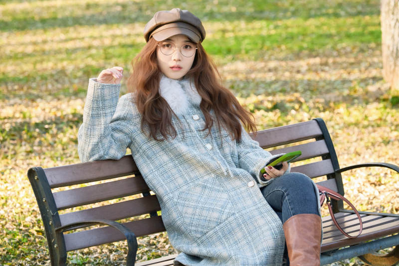 阳光明媚的午后在公园拍照的亚洲美女图片