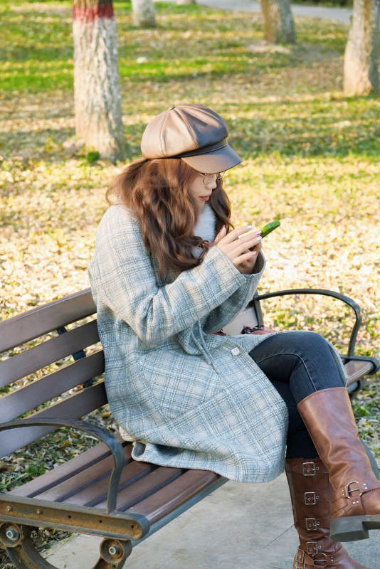 阳光明媚的午后在公园拍照的亚洲美女图片