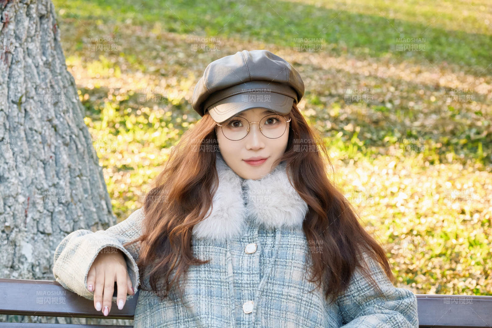 阳光明媚的午后在公园拍照的亚洲美女图片