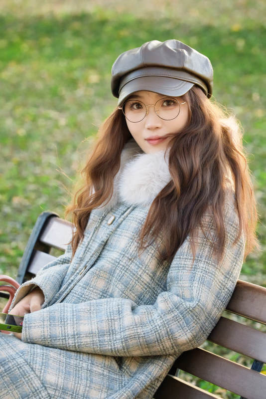 阳光明媚的午后在公园拍照的亚洲美女图片