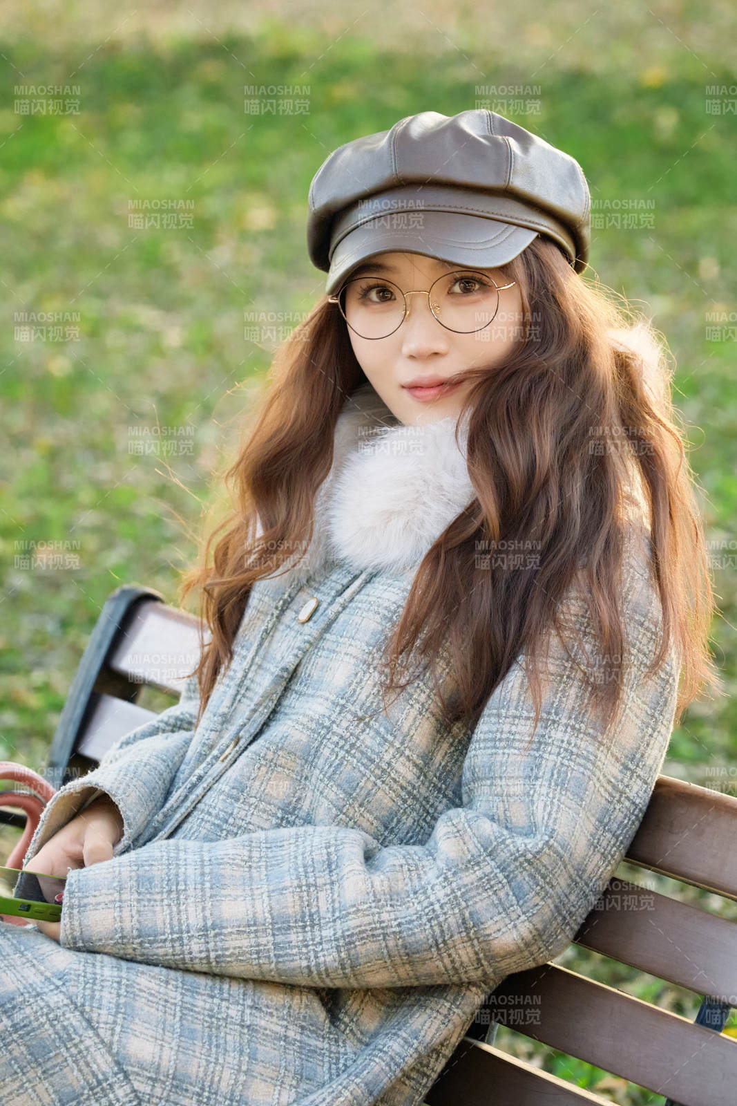 阳光明媚的午后在公园拍照的亚洲美女图片