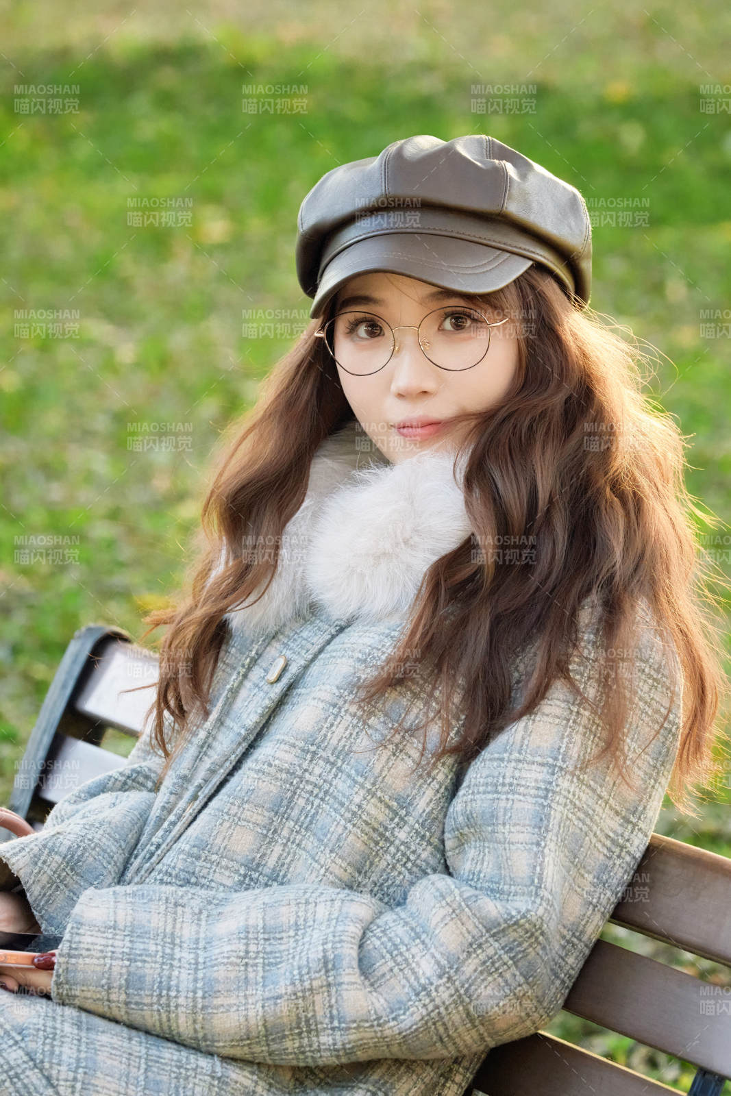 阳光明媚的午后在公园拍照的亚洲美女图片